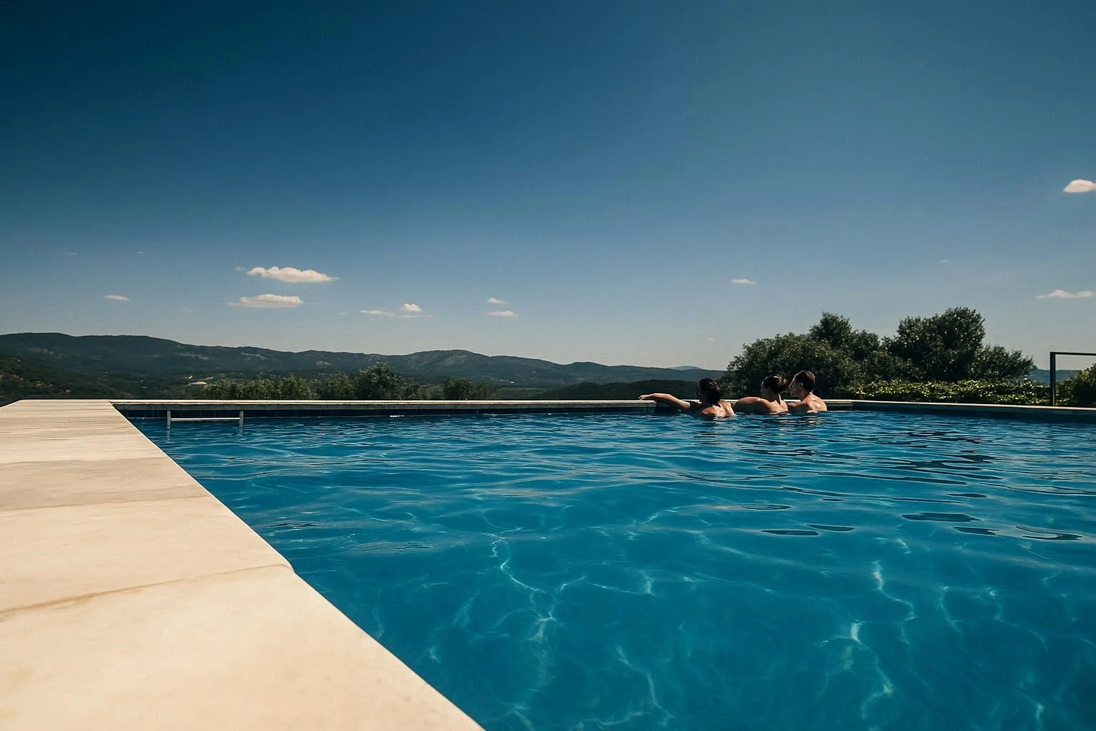 Piscina con vistas a la sierra